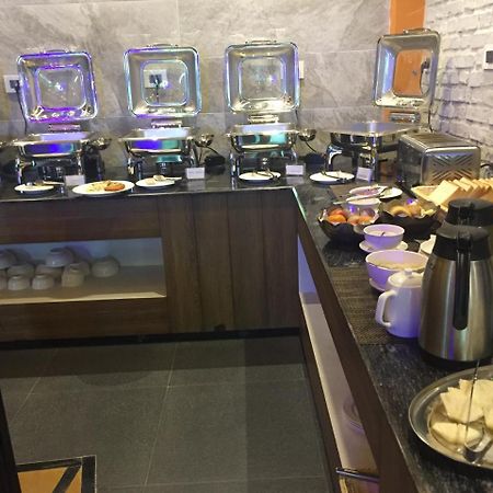 Hotel White Himal ポカラ エクステリア 写真