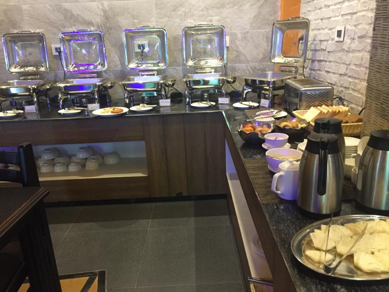 Hotel White Himal ポカラ エクステリア 写真