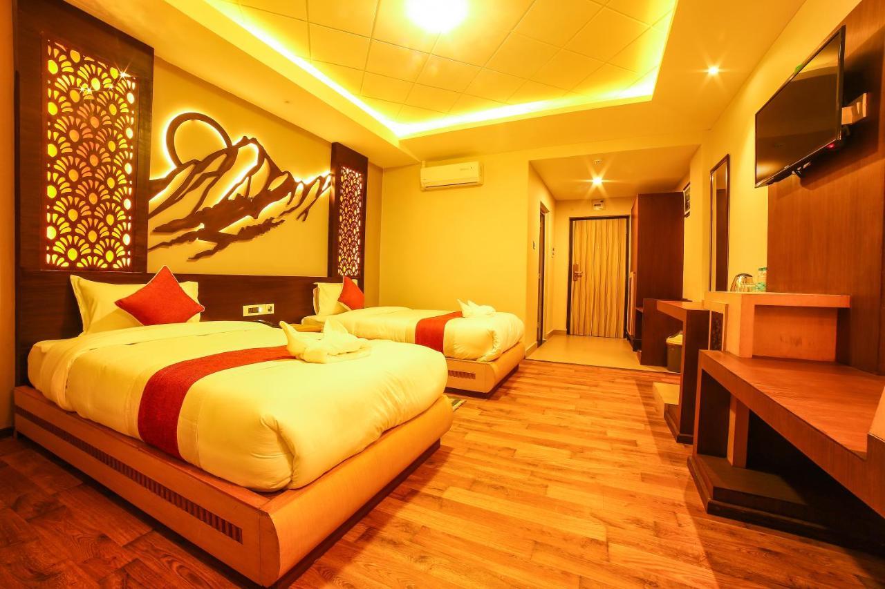 Hotel White Himal ポカラ エクステリア 写真